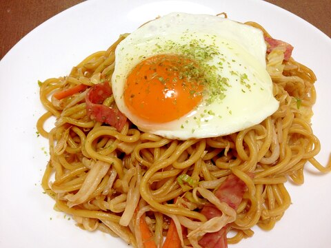 とろとろ卵で☆目玉焼き乗せ焼きそば